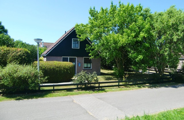 Holiday house with winter garden in a quiet holiday park with pool - North Holland