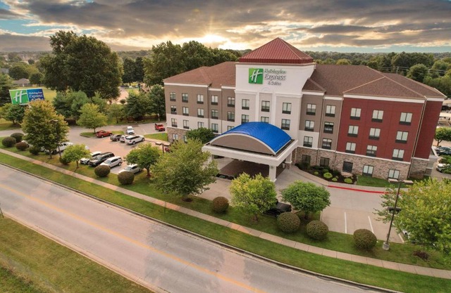Holiday Inn Express and Suites Springfield Medical District by IHG