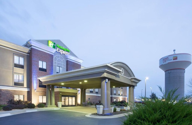 Holiday Inn Express Kansas City - at the Legends! by IHG