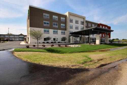 Holiday Inn Express & Suites Fond Du Lac by IHG