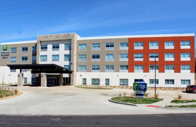 Holiday Inn Express & Suites Warrensburg North by IHG