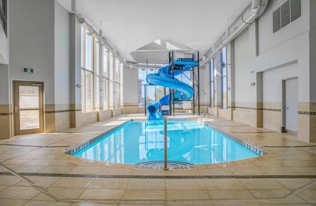 Holiday Inn Express & Suites - Woodstock, ON CANADA