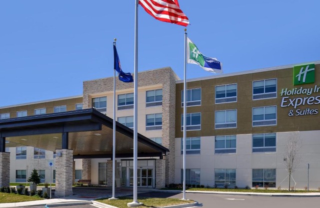 Holiday Inn Express & Suites - Brighton South - US 23 by IHG