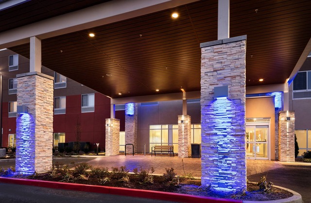 Holiday Inn Express & Suites Bend South by IHG