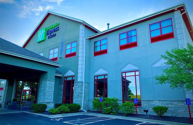 Holiday Inn Express & Suites - Olathe North by IHG
