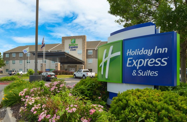 Holiday Inn Express & Suites Omaha - 120th and Maple by IHG
