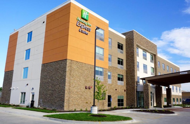 Holiday Inn Express & Suites Omaha - Millard Area by IHG