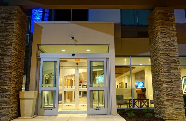 Holiday Inn Express & Suites Omaha - Millard Area by IHG