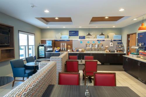 Holiday Inn Express & Suites Iron Mountain by IHG