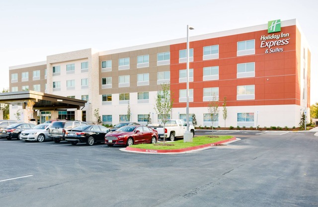 Holiday Inn Express & Suites Russellville by IHG