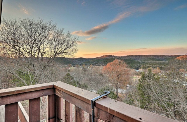 Holiday Island Escape w/Panoramic Lake Views