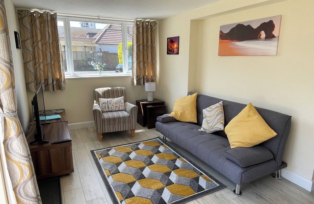 Holiday Let Annex; Self Contained; Sleeps 2; One minute from beach