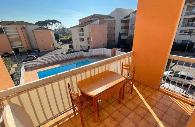 Holiday rental with swimming pool and private parking in Sablettes