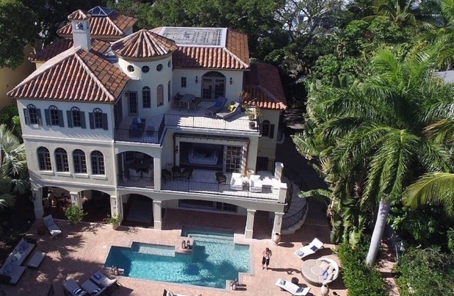 Holiday Sunshine Savings: Luxurious Waterfront Retreat minutes from beach