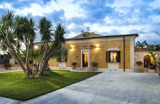 holiday vacation large villa rental italy, sicily, noto, southern sicily, near syracuse, pool, wi-fi, air conditioning,
