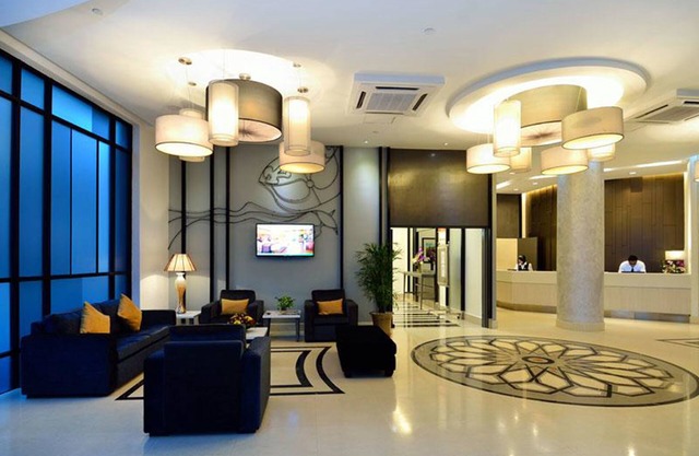 Holiday Villa Hotel & Suites