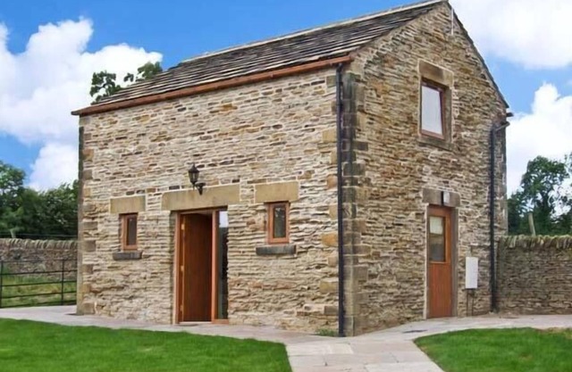 HOLLINS WOOD BOTHY, luxury holiday cottage, with open fire in Wortley
