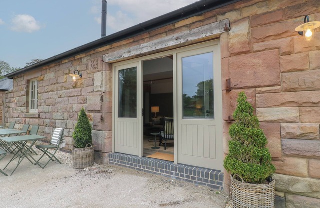 HOLLY COTTAGE - FOLD YARDS, romantic, with open fire in Alderwasley