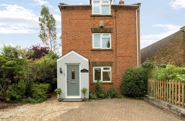 HOLLY COTTAGE (MIDDLE TYSOE), pet friendly, with open fire in Tysoe
