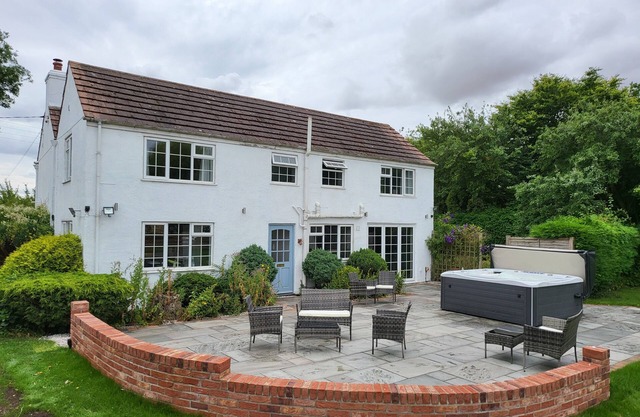 HOLLY COTTAGE, pet friendly, with hot tub in Wragby