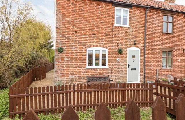 HOLLY COTTAGE, pet friendly, character holiday cottage in Sea Palling