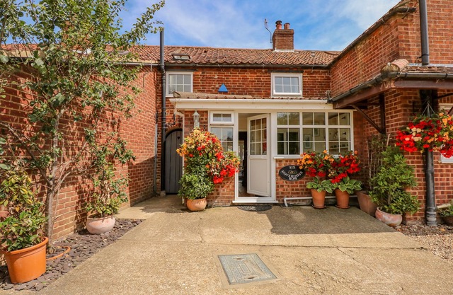HOLLY COTTAGE, pet friendly, with open fire in Swaffham