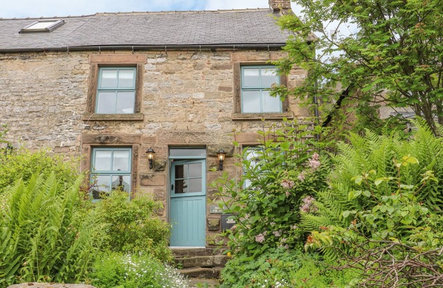 HOLLY COTTAGE, pet friendly, character holiday cottage in Winster