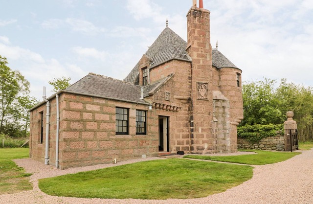 HOLLY LEAF COTTAGE - DRUM CASTLE ESTATE, pet friendly in Peterculter