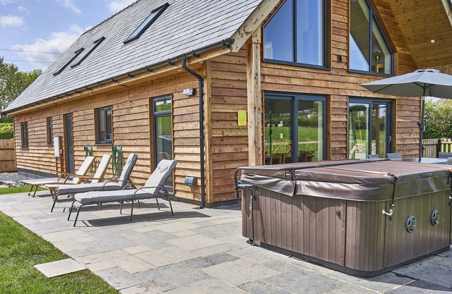 HOLLY LODGE, pet friendly, luxury holiday cottage in Montgomery