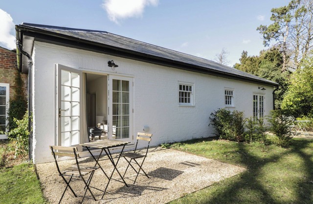 HOLLY, pet friendly, with pool in Kintbury