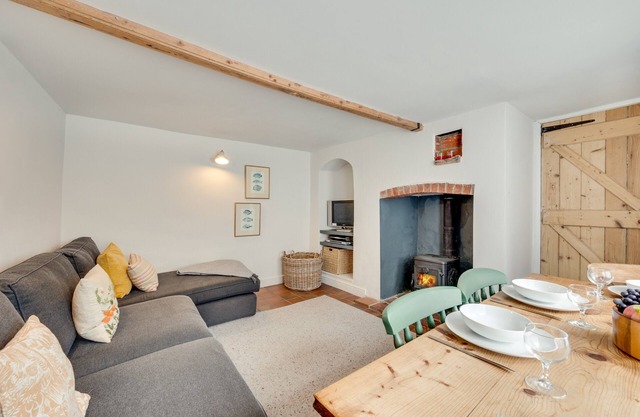 Hollyhock Cottage - Two Bedroom House, Sleeps 4
