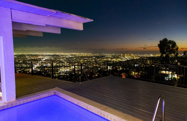 Hollywood Hills jetliner views among the stars