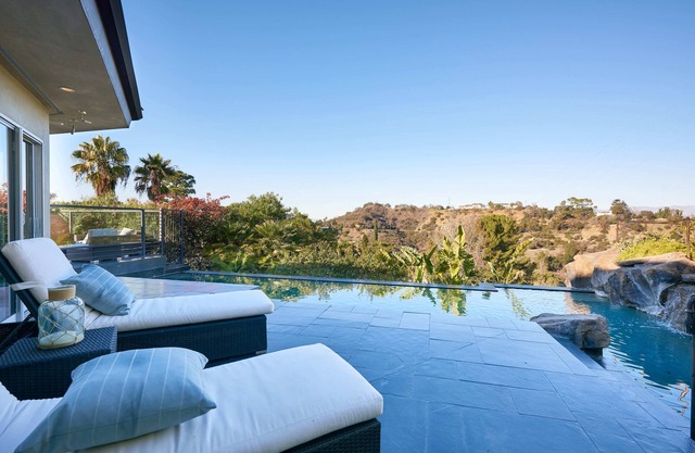 Hollywood Hills Jewel Mar Lu