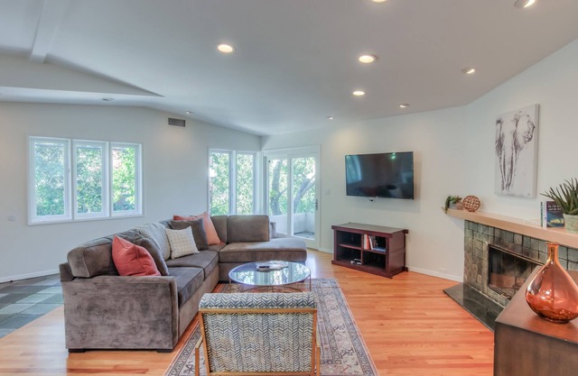 Hollywood Hills Retreat ★ Big Backyard in Peaceful Setting ★ 2 Car Garage
