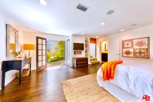 Hollywood Hills Spa Retreat Oasis with Tree Top Views, Private Jacuzzi Style Tub, Steam Room, Magical Half Acre Acre Garden and Patio, Free Parking for 2 cars, in LA's most Serene, Central Desirable Area