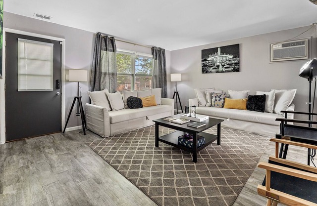 Hollywood-Themed Apt in Aurora/WiFi/FreeParking/75"TV/AppleTV/YouTubeTV