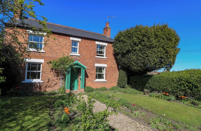 HOLMHURST, family friendly, character holiday cottage in Southwell