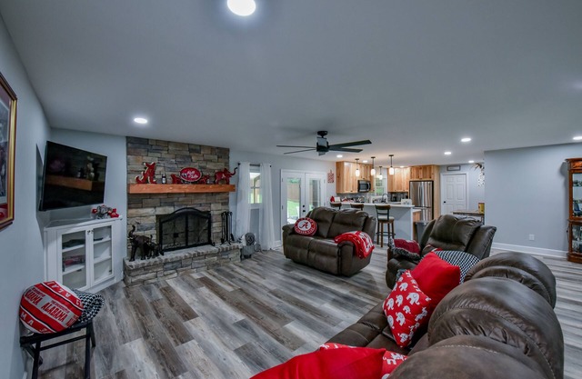 Home Away From Home! Newly Remodeled 4 Bdr/3 Bath Close To Campus!