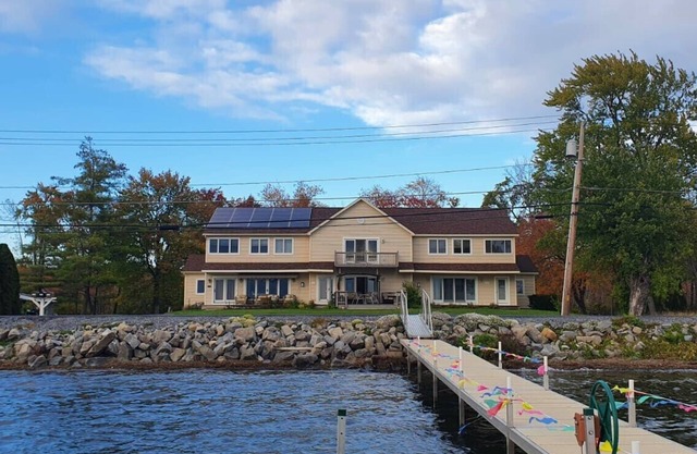 Home away from Home, Saratoga Springs Lake House Five Minutes to Track