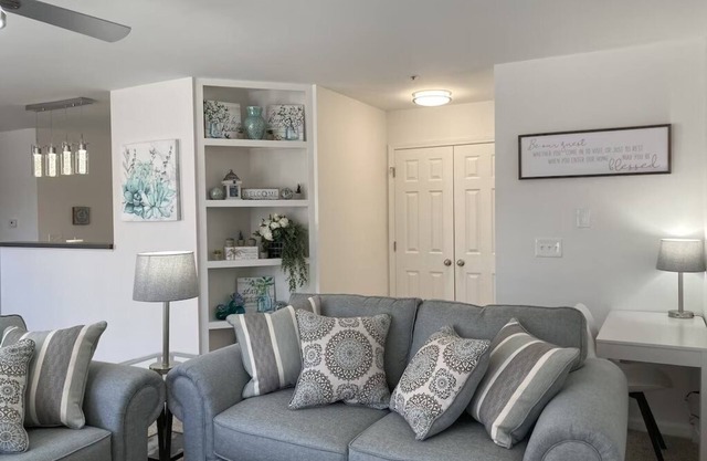 HOME AWAY FROM HOME-n2 Miles From HPU & Fnt Market!