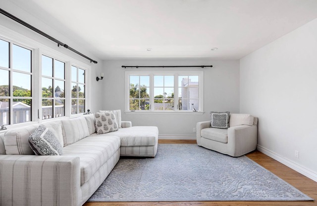 Home away from home with great proximity to everything Manhattan Beach!