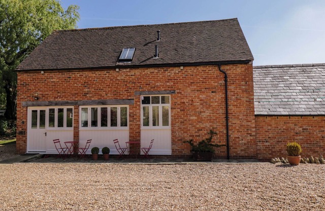 HOME FARM BARN, pet friendly, with a garden in Moreton-In-Marsh