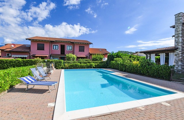Home & Garden with pool and near to the lake