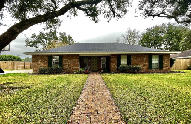 Home in quiet Thibodaux, LA neighborhood (Pet Friendly!)