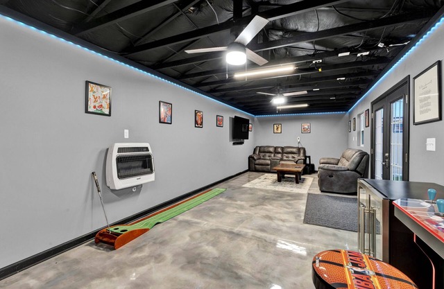 Home in Royal Oak w/pool & sauna & dream garage