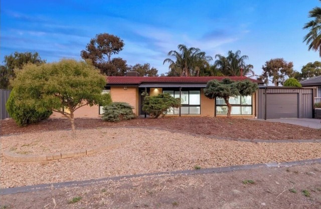 Home on Carob is within walking distance to pub, local shopping centre, bus stop