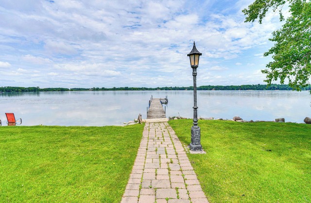 Home w/Hot Tub & Dock on Howard Lake!