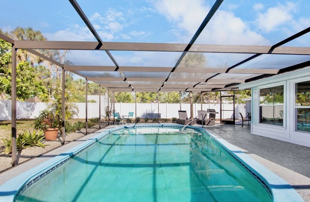 Home with Large Pool, Close to Sarasota Bay and Anna Maria!