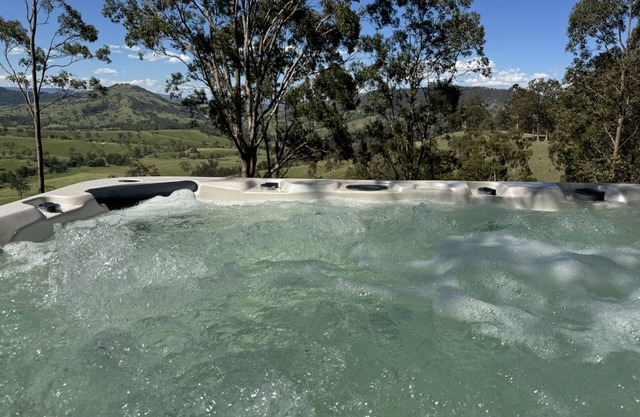Home with stunning views in Hunter Valley. 10pp hot tub spa & Tesla charger