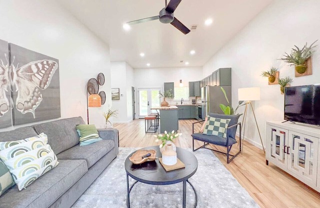 Homebase~ A Modern Apt w/No Extra Cleaning Fee